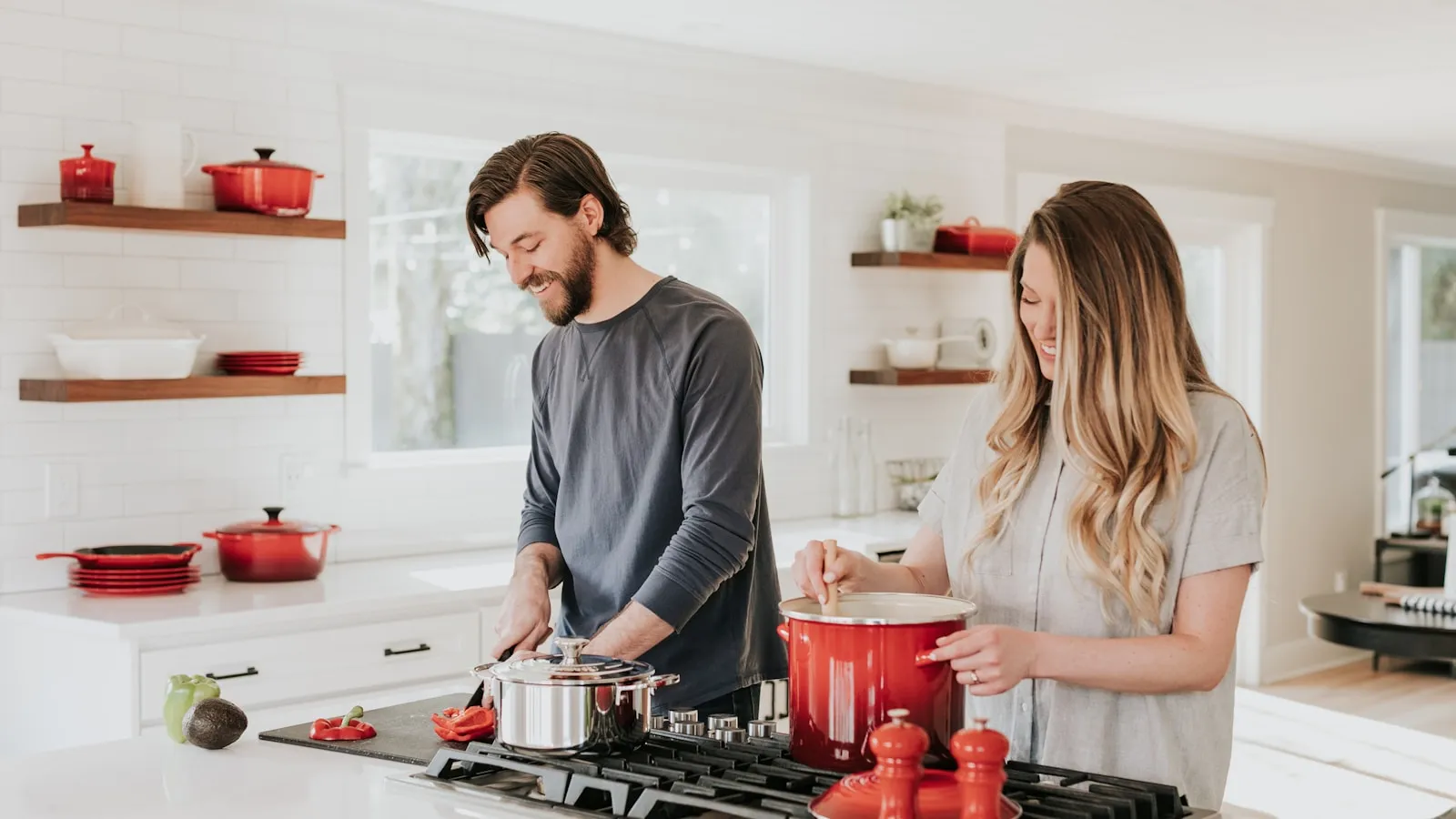 Man en vrouw koken samen in een lichte keuken.