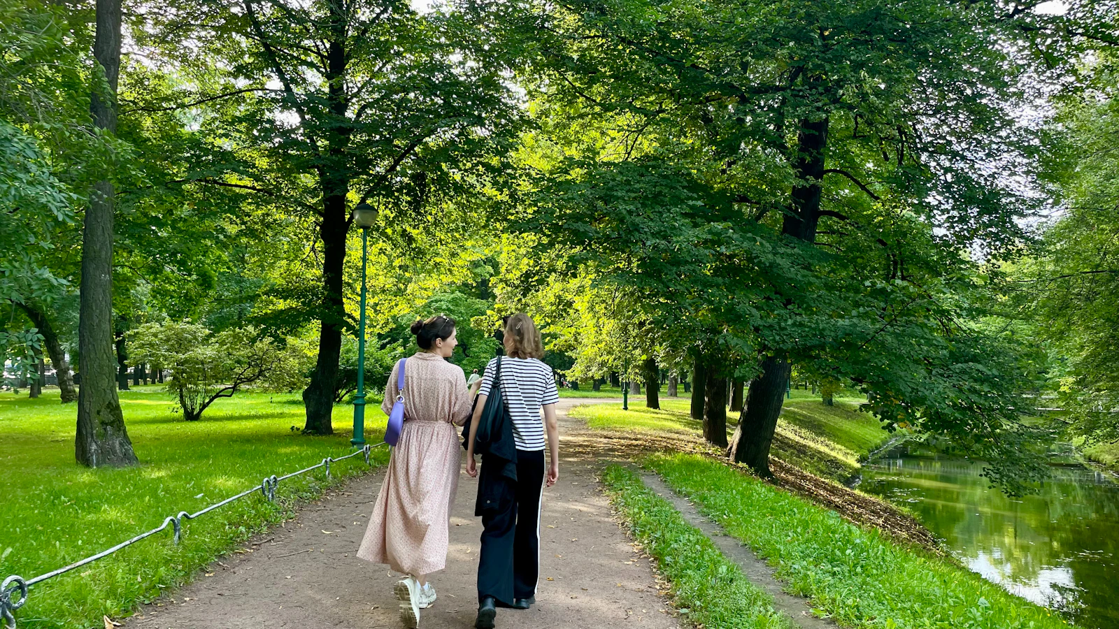 Man en vrouw wandelen samen over een pad in het park.