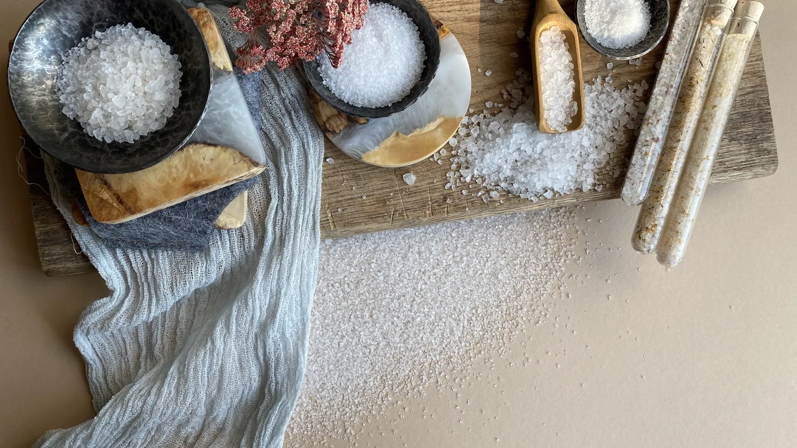 Zeezout in schaaltjes en op een houten plank in een keuken.