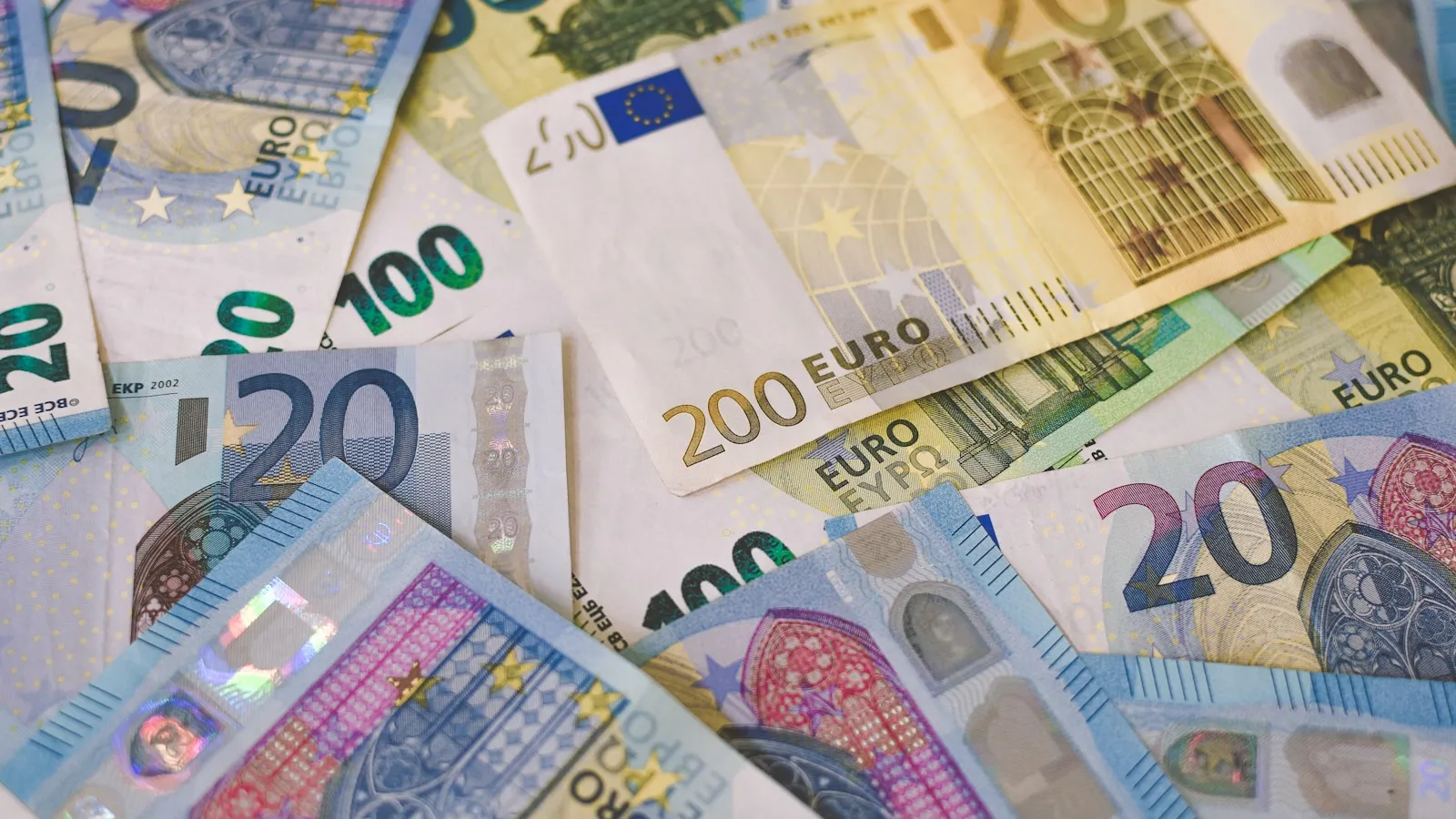 Eurobiljetten van 20, 100 en 200 euro naast elkaar.