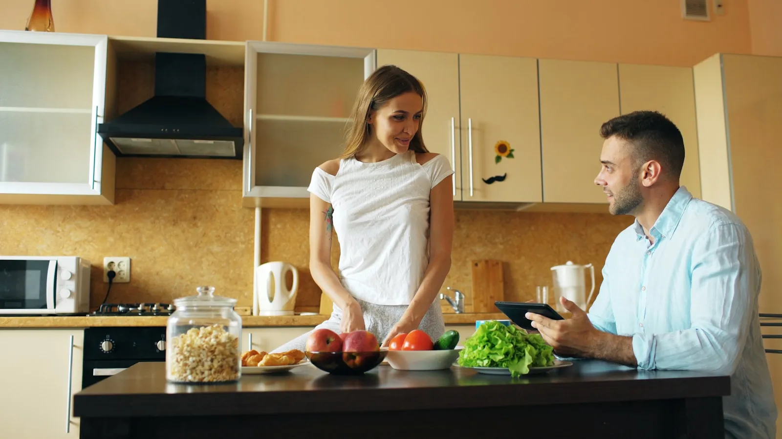 Stel maakt samen eten klaar in een keuken.